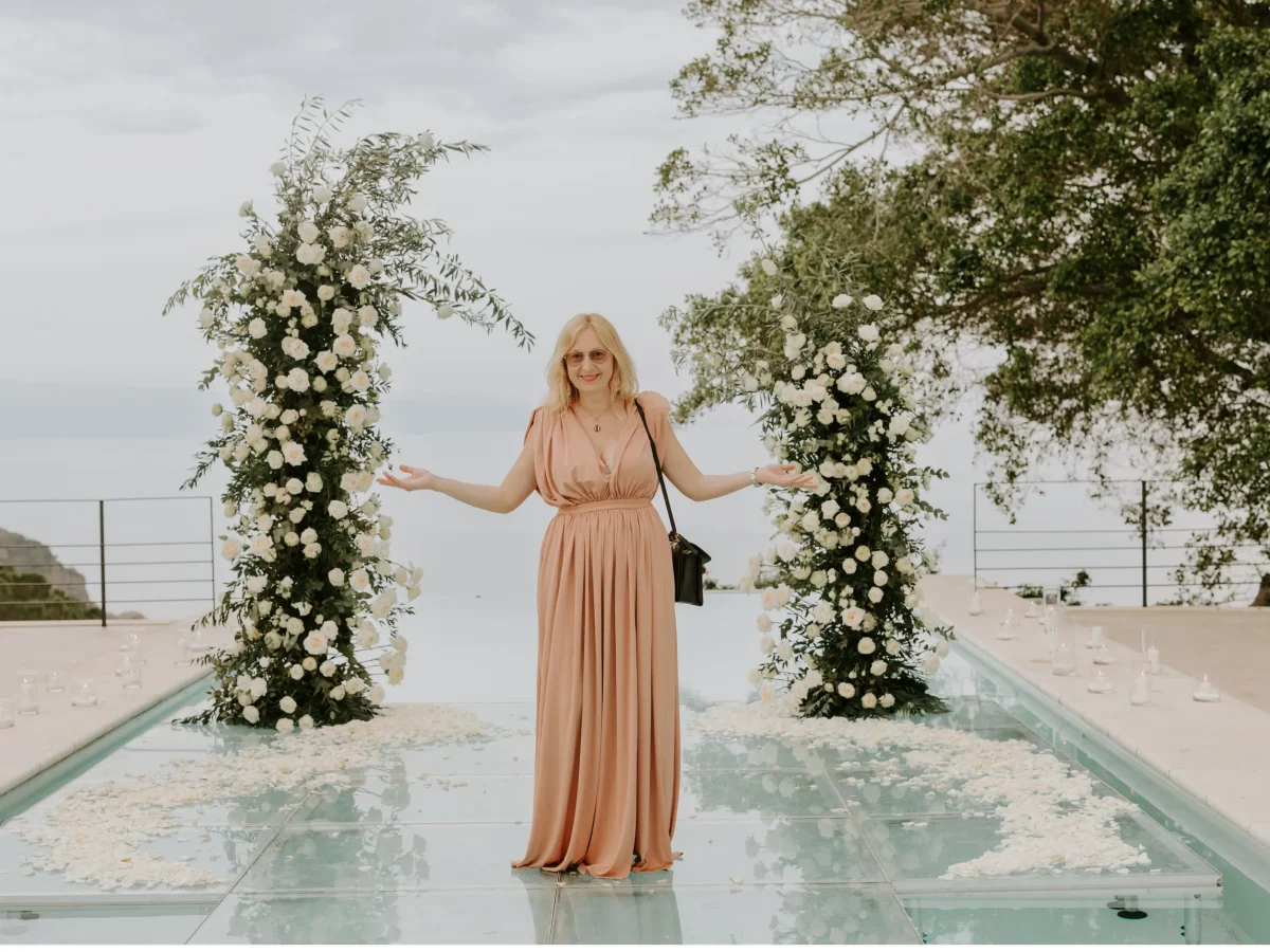 bester_hochzeitsplaner_in_süditalien Romantische Hochzeitsanordnung an der sizilianischen Küste mit Blumenbogen und Meerblick